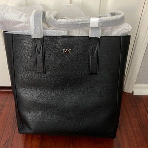 [New] Michael Kors Junie Tote Leather -black measures approximately 13.5 x13